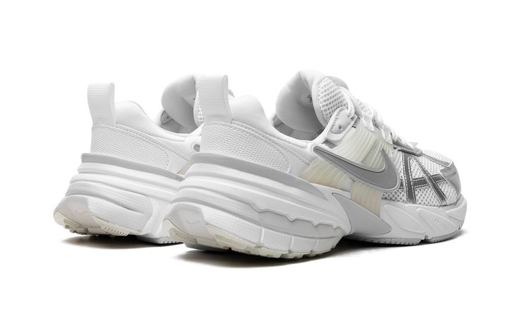 کفش زنانه نایک V2K سفید نقره‌ای – نمای پشت و کنار