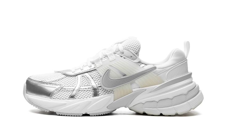 کتونی زنانه نایک V2K سفید نقره‌ای – نمای بغل کفش